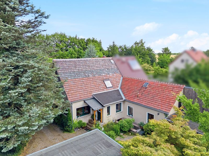 Charmante Doppelhaushälfte mit großem Grundstück, Garage und freiem Blick ins Grüne in Elstra
